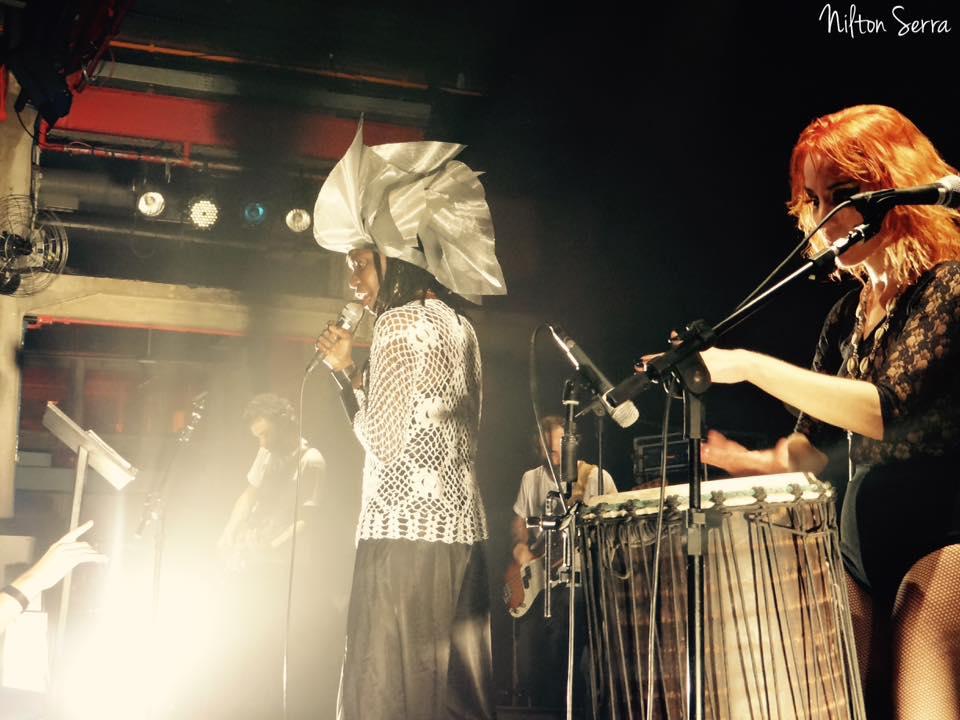  Denise Assunção e Karina Buhr na choperia do SESC Pompeia Foto: Nilton Serra